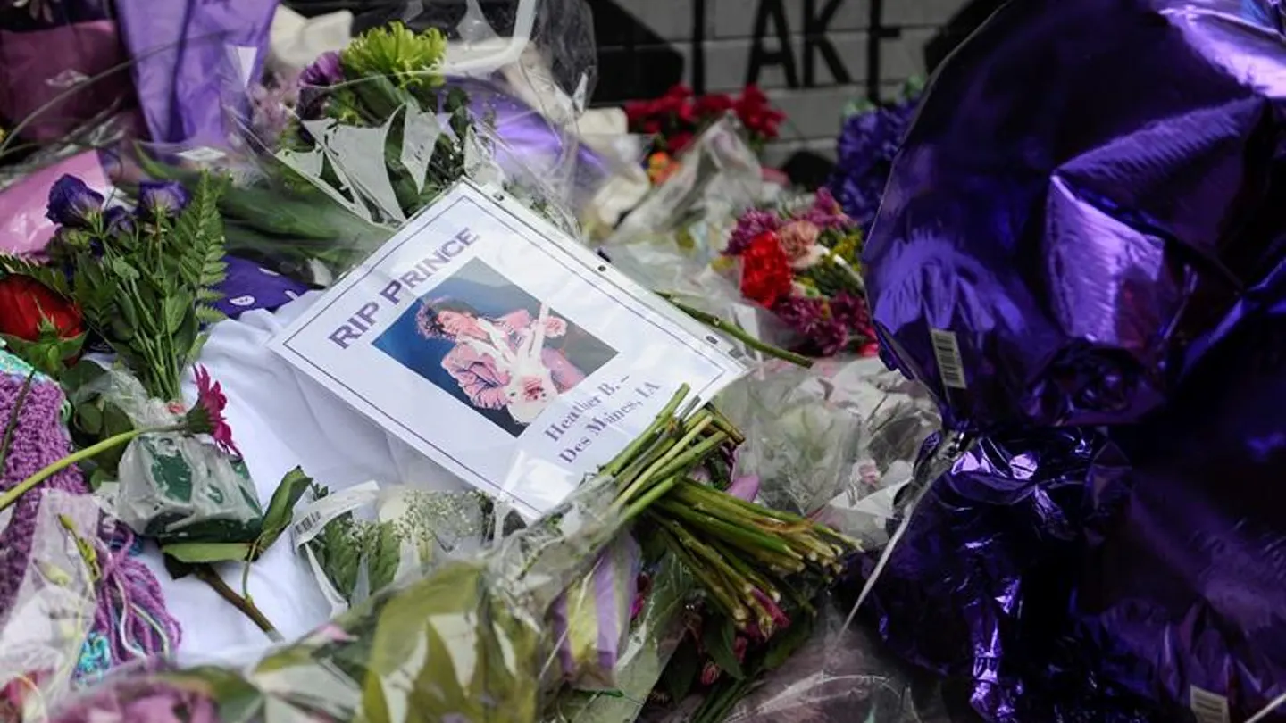 Vista de flores y globos dejadas por varios fans de Prince Vista de flores y globos dejadas por varios fans de Prince