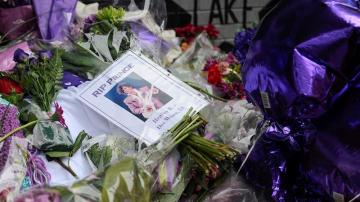 Vista de flores y globos dejadas por varios fans de Prince