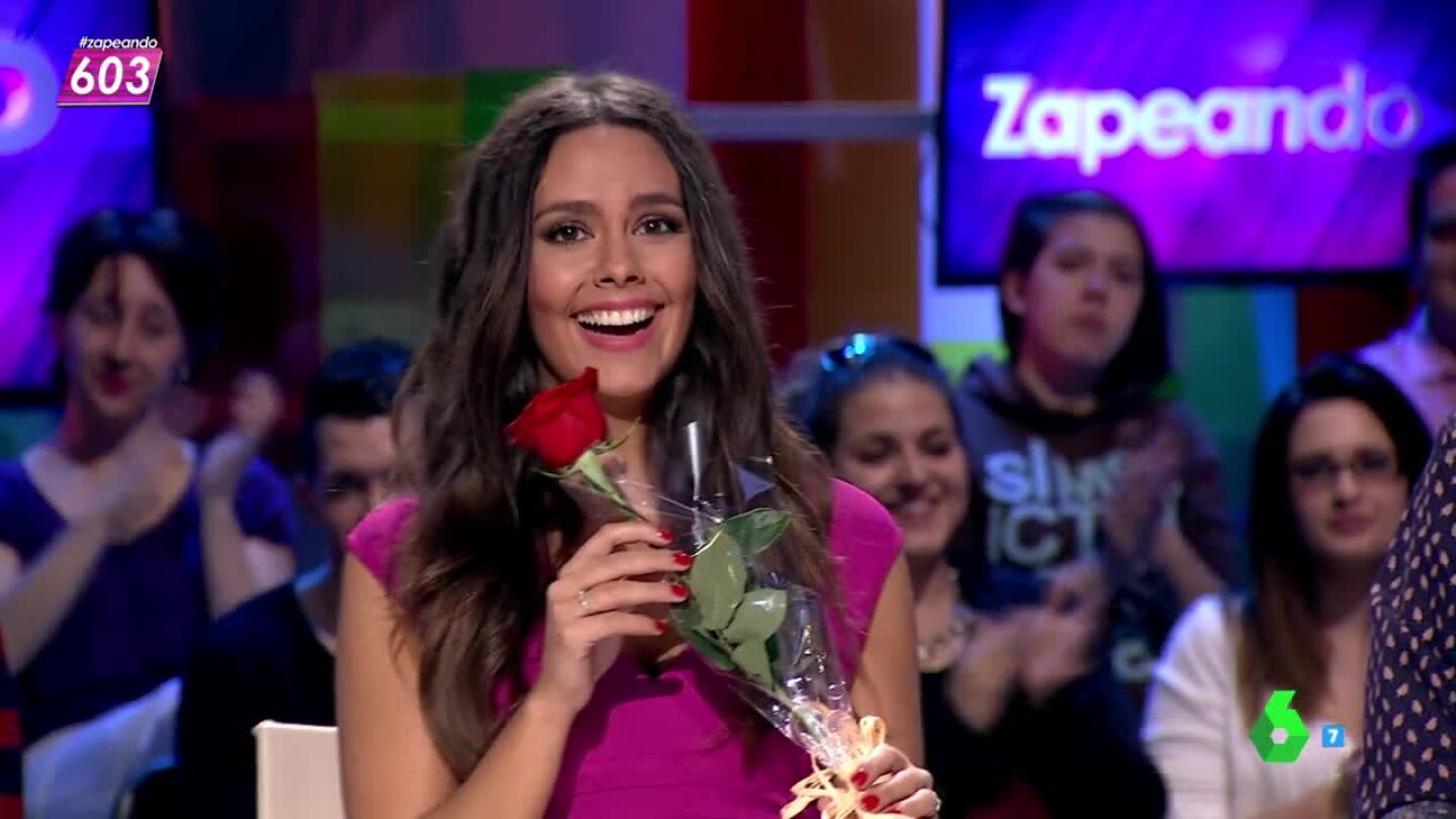 Cristina Pedroche al recibir la rosa de San Jordi