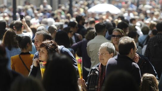 Numerosas personas en el portal del &Aacute;ngel de Barcelona