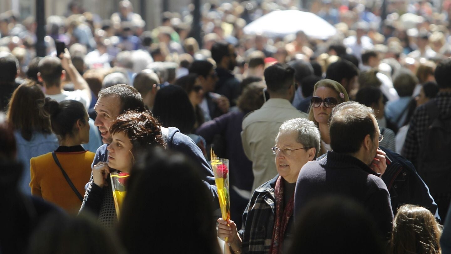 Numerosas personas en el portal del &Aacute;ngel de Barcelona