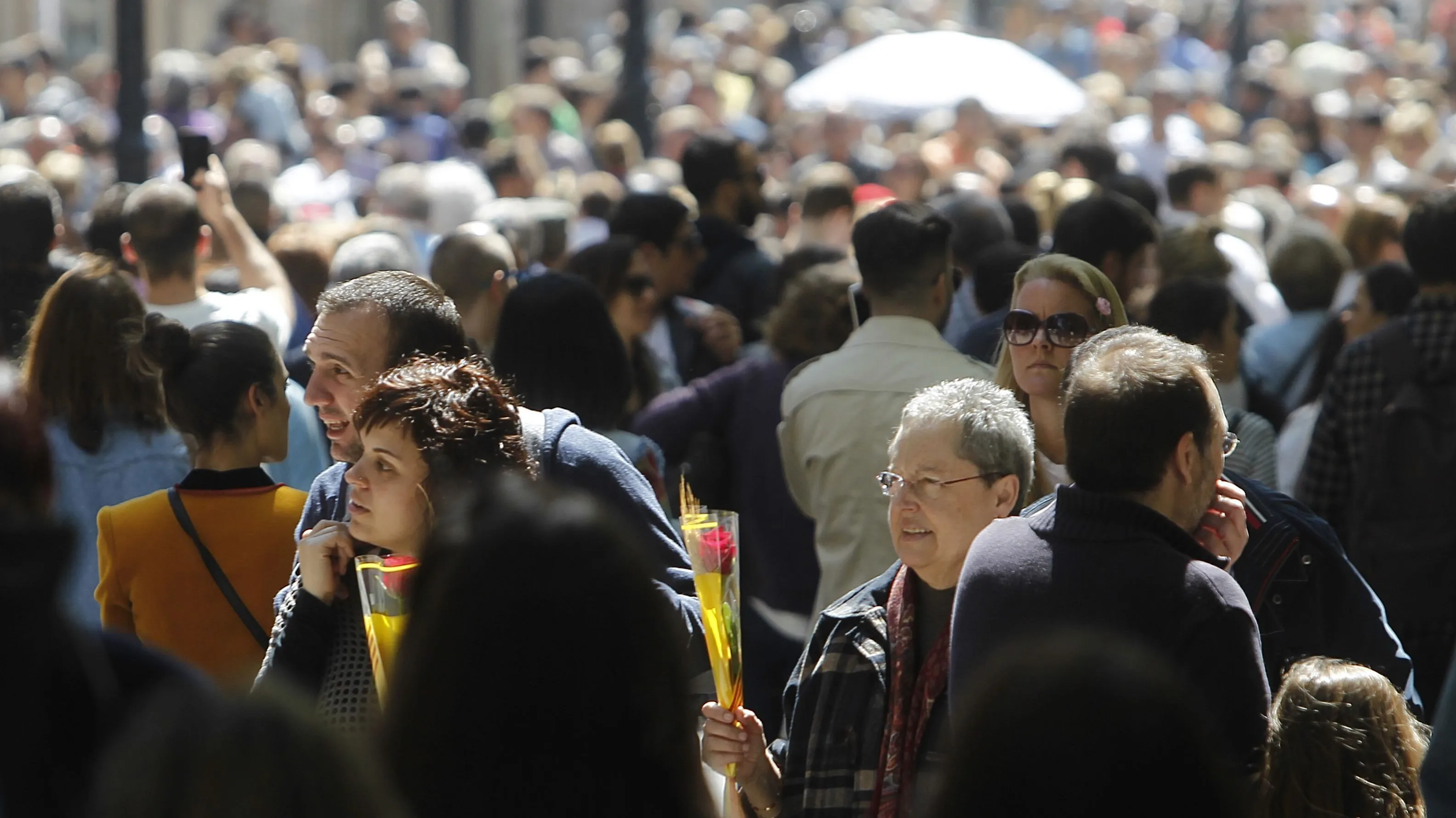 Numerosas personas en el portal del Ángel de Barcelona