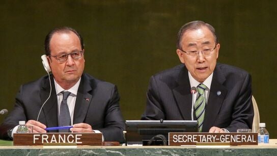 El presidente franc&eacute;s, Fran&ccedil;ois Hollande, y el secretario general de la ONU, Ban Ki-moon, durante la ceremonia 