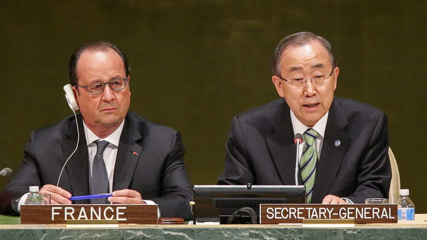 El presidente francés, François Hollande, y el secretario general de la ONU, Ban Ki-moon, durante la ceremonia El presidente francés, François Hollande, y el secretario general de la ONU, Ban Ki-moon, durante la ceremonia