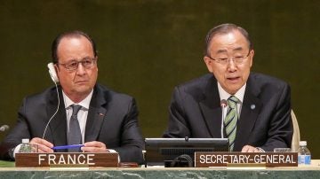 El presidente francés, François Hollande, y el secretario general de la ONU, Ban Ki-moon, durante la ceremonia 