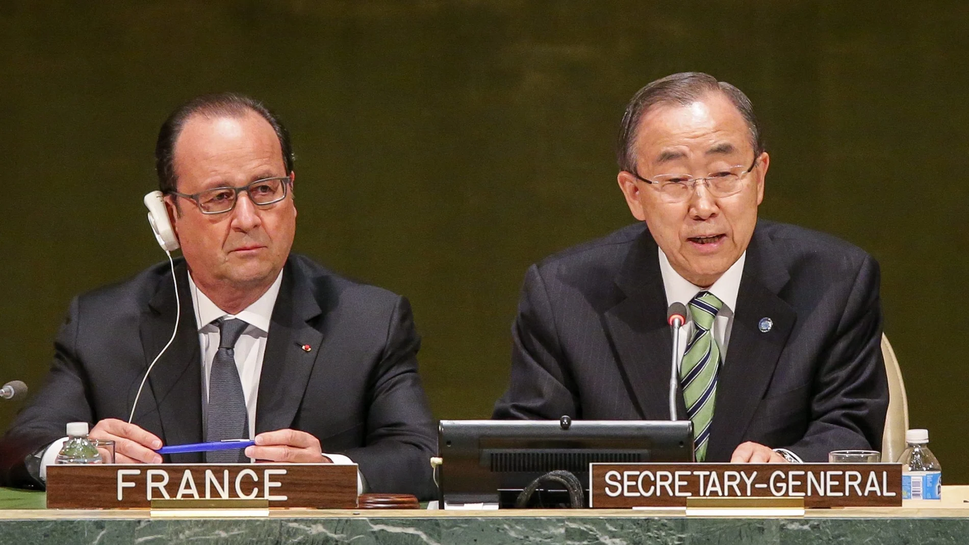 El presidente francés, François Hollande, y el secretario general de la ONU, Ban Ki-moon, durante la ceremonia 
