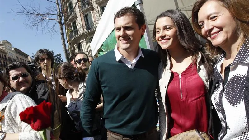 Rivera sobre PP y Podemos: "Intentan bloquear la legislatura para que haya repetición de elecciones y repartirse las cartas" Rivera sobre PP y Podemos: "Intentan bloquear la legislatura para que haya repetición de elecciones y repartirse las cartas"