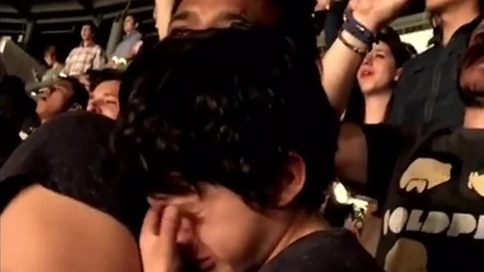 Niño emocionado al ver a Coldplay en directo Niño emocionado al ver a Coldplay en directo