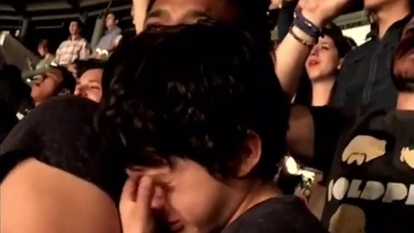 Ni&ntilde;o emocionado al ver a Coldplay en directo