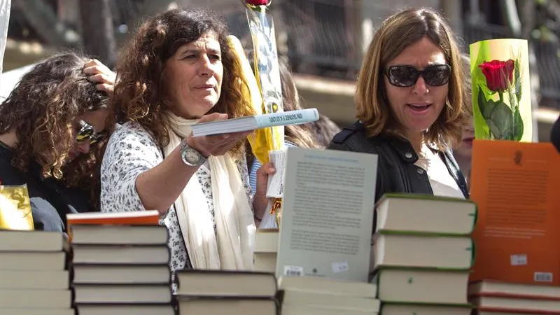 Mujeres con un libro y una rosa para celebrar Sant Jordi