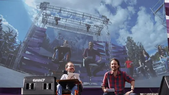 Iglesias y Echenique durante el discurso Iglesias y Echenique durante el discurso