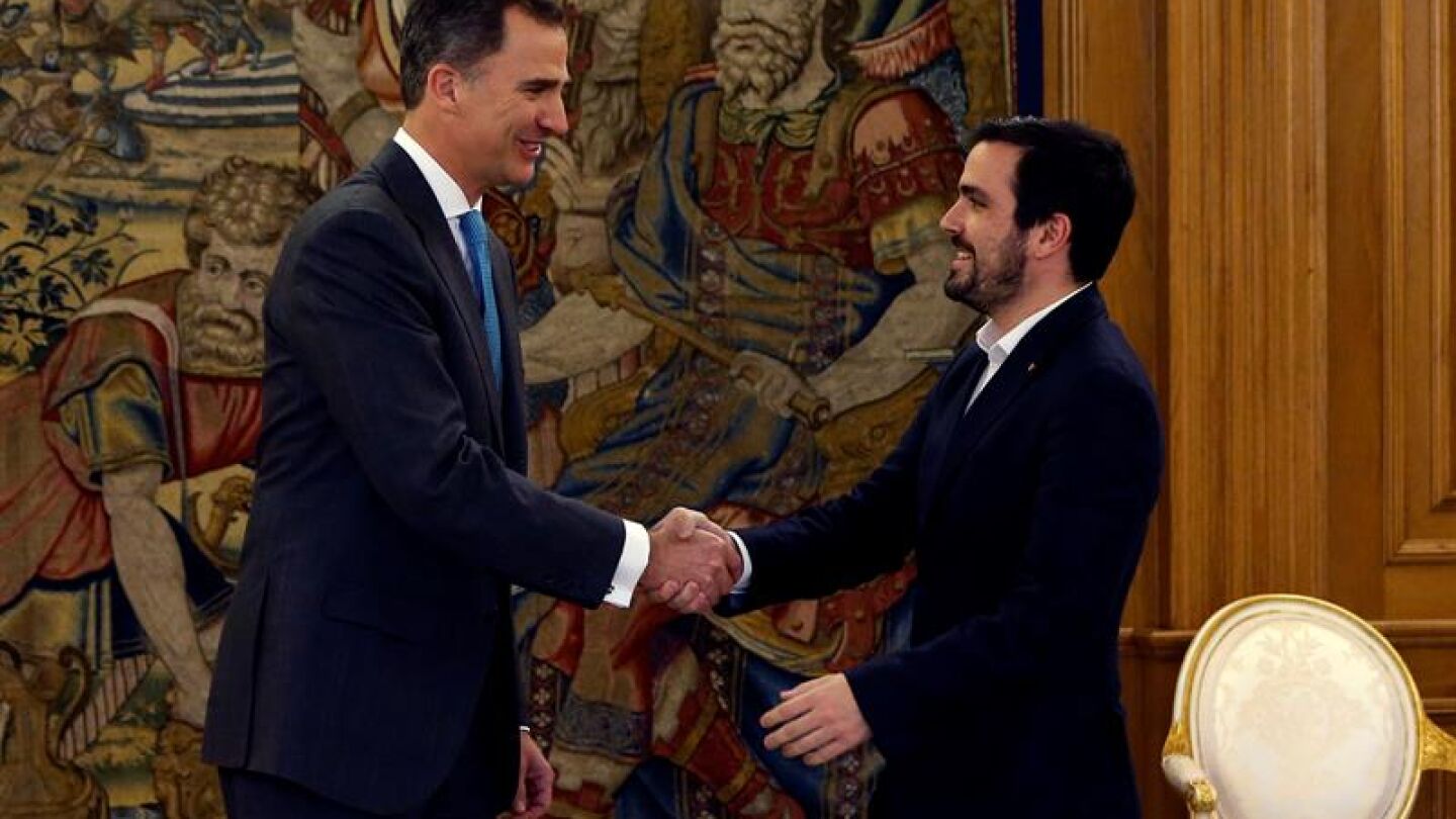 El rey Felipe VI recibe al portavoz de IU-Unidad Popular, Alberto Garz&oacute;n