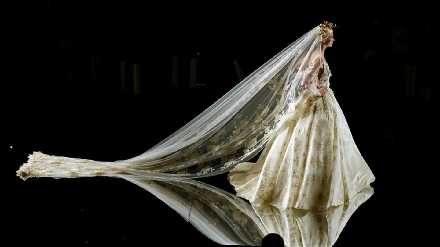 Una modelo posa con un vestido de novia Una modelo posa con un vestido de novia