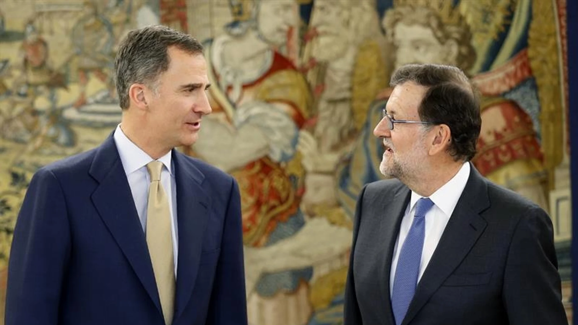 El rey Felipe VI con el presidente del Gobierno en funciones, Mariano Rajoy