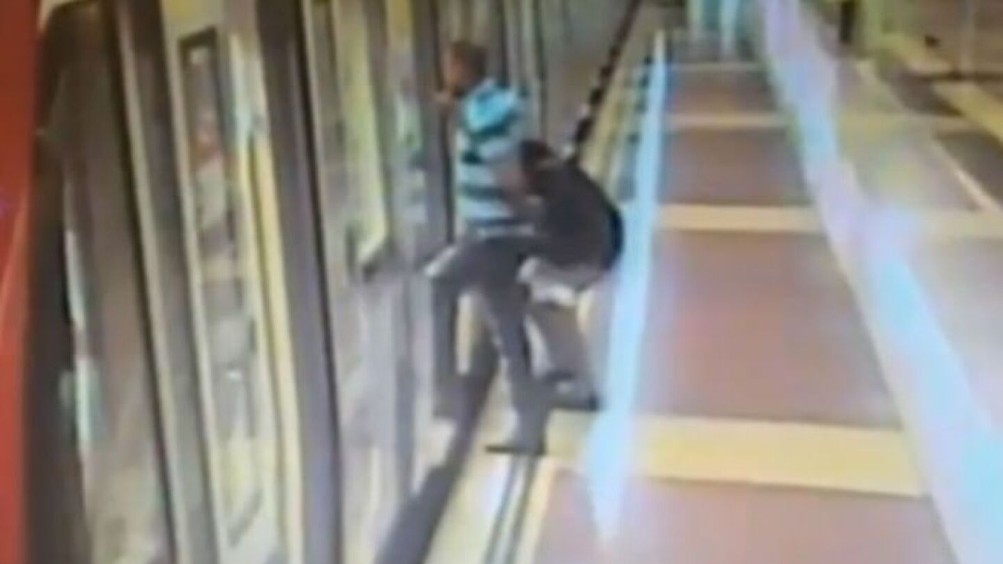 Mujer orinando en el Metro de Barcelona