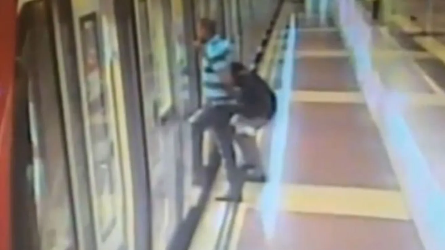 Mujer orinando en el Metro de Barcelona Mujer orinando en el Metro de Barcelona