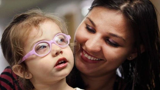 La niña junto a su madre, después de haber sido operada La niña junto a su madre, después de haber sido operada