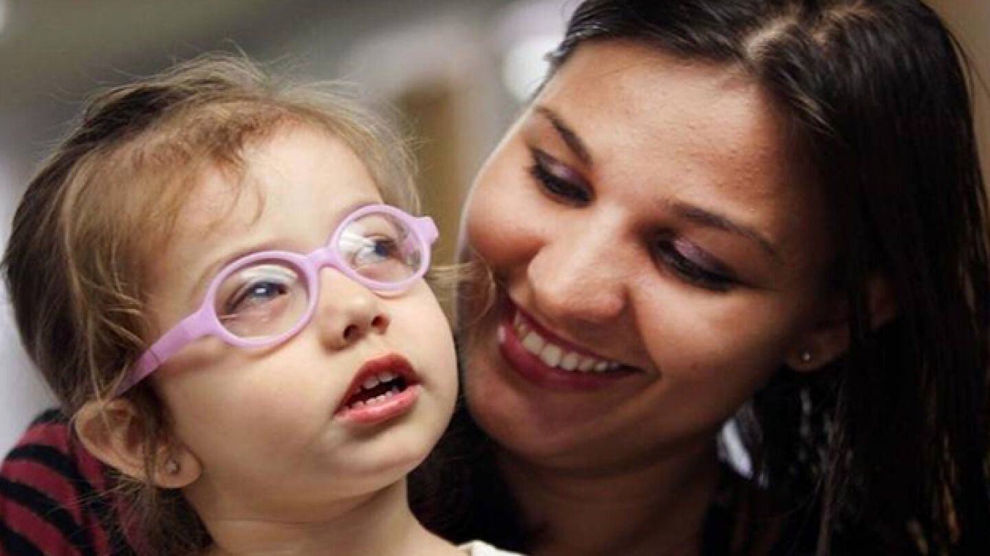 La ni&ntilde;a junto a su madre, despu&eacute;s de haber sido operada