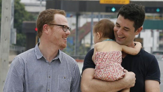 El estadounidense Gordon Lake y su marido espa&ntilde;ol Manuel Santos pasean con su hija Carmen