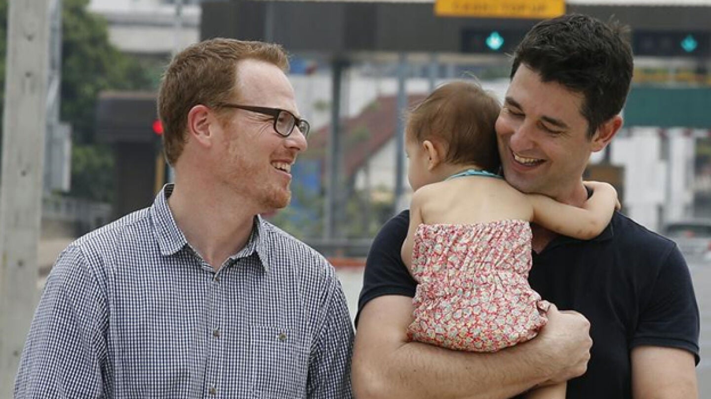 El estadounidense Gordon Lake y su marido espa&ntilde;ol Manuel Santos pasean con su hija Carmen