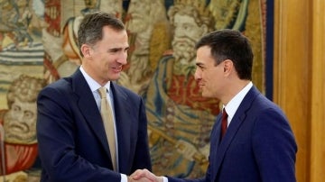 El rey Felipe VI con el líder socialista, Pedro Sánchez