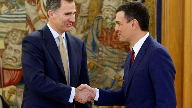 El rey Felipe VI con el líder socialista, Pedro Sánchez