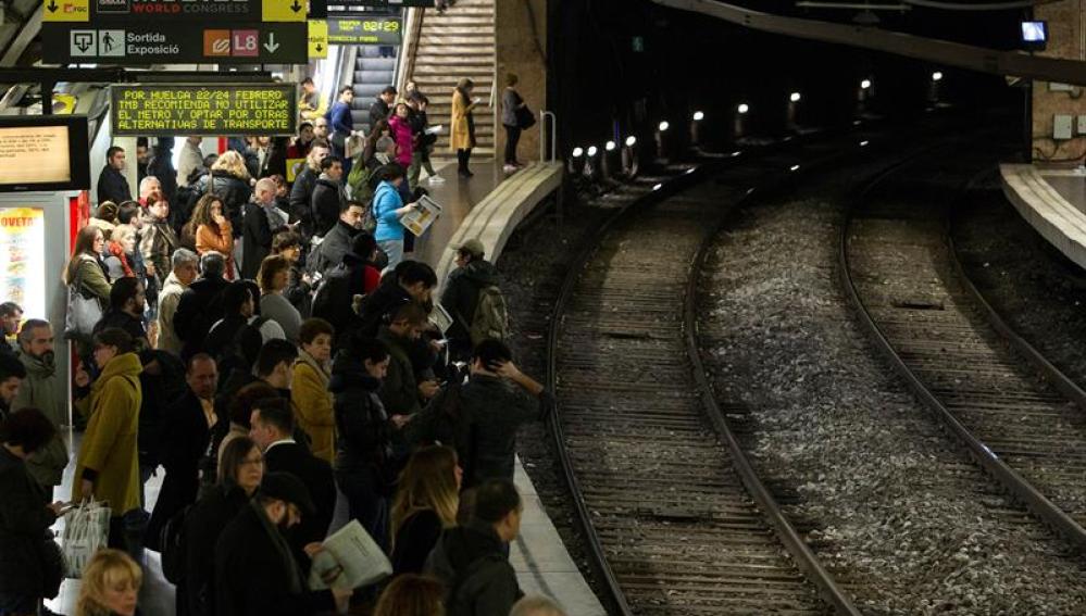 Usuarios del Metro de Barcelona durante la jornada de huelga