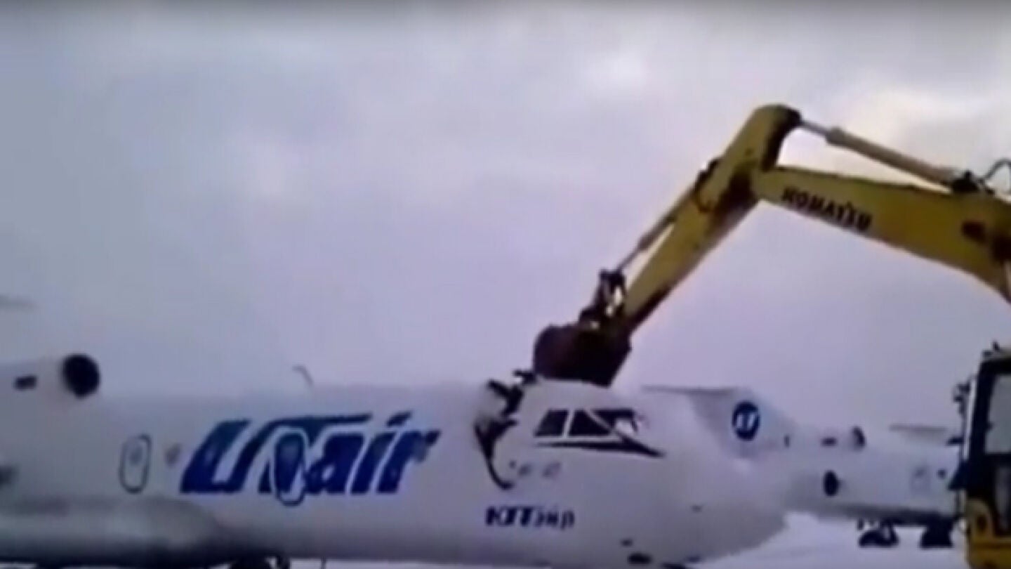 Imagen del momento en que la excavadora destroza el avi&oacute;n