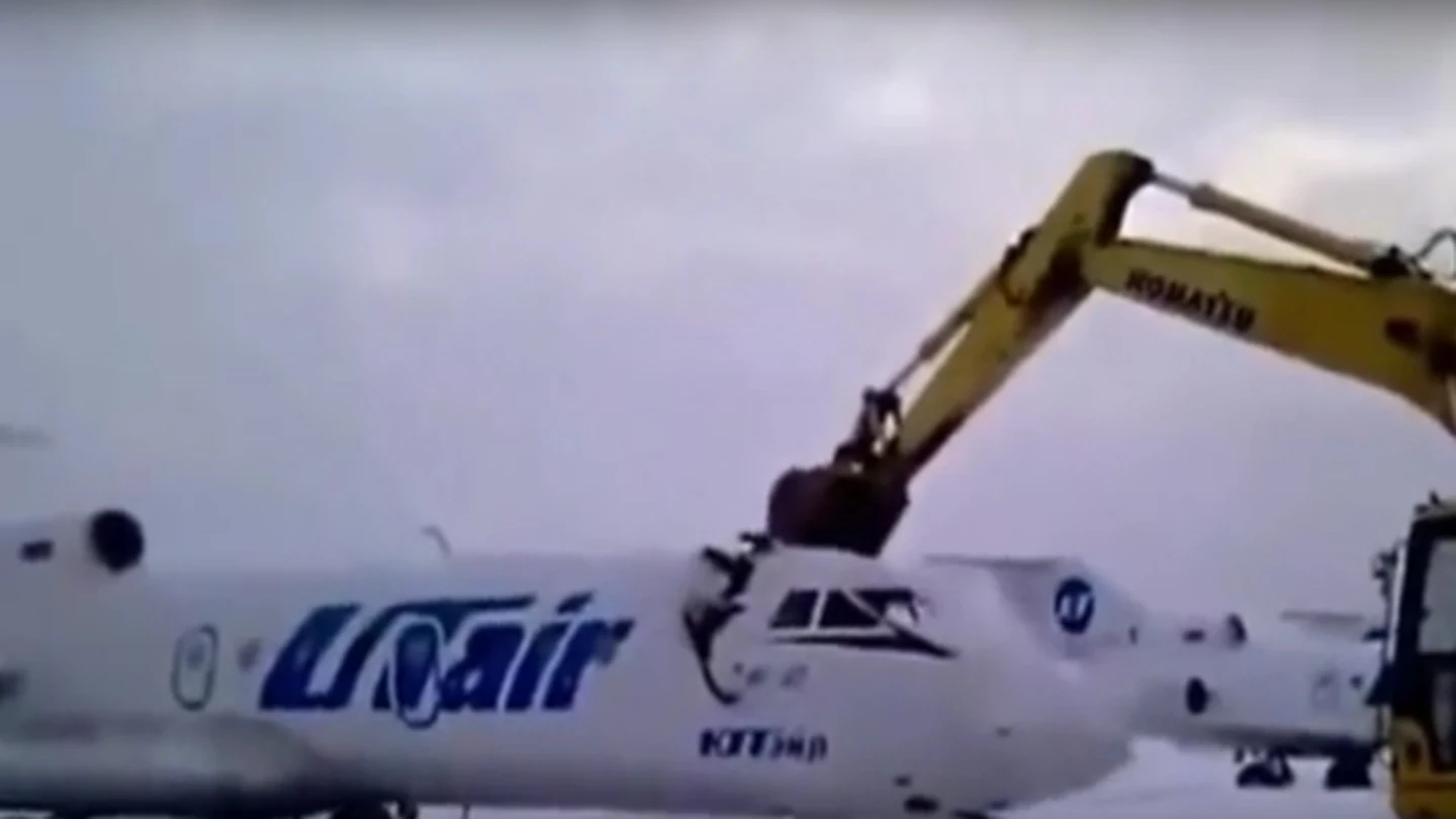 Imagen del momento en que la excavadora destroza el avión Imagen del momento en que la excavadora destroza el avión