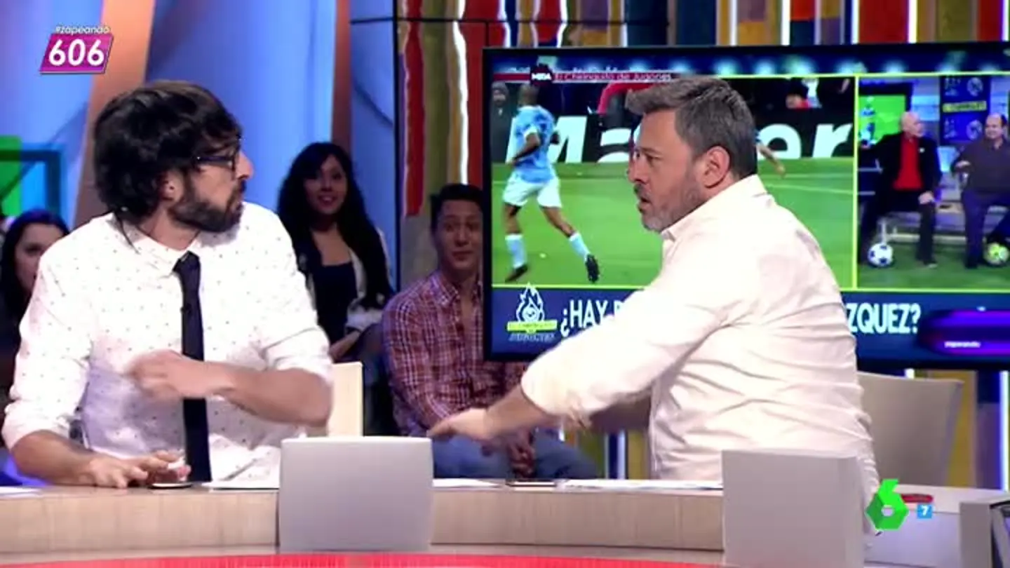 Miki Nadal reproduce el penalti a Lucas Vázquez con Quique Peinado: "¡Agárrate las gafas!" Miki Nadal reproduce el penalti a Lucas Vázquez con Quique Peinado: "¡Agárrate las gafas!"