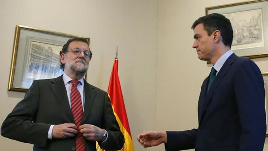 Mariano Rajoy niega la mano a Pedro Sánchez Mariano Rajoy niega la mano a Pedro Sánchez