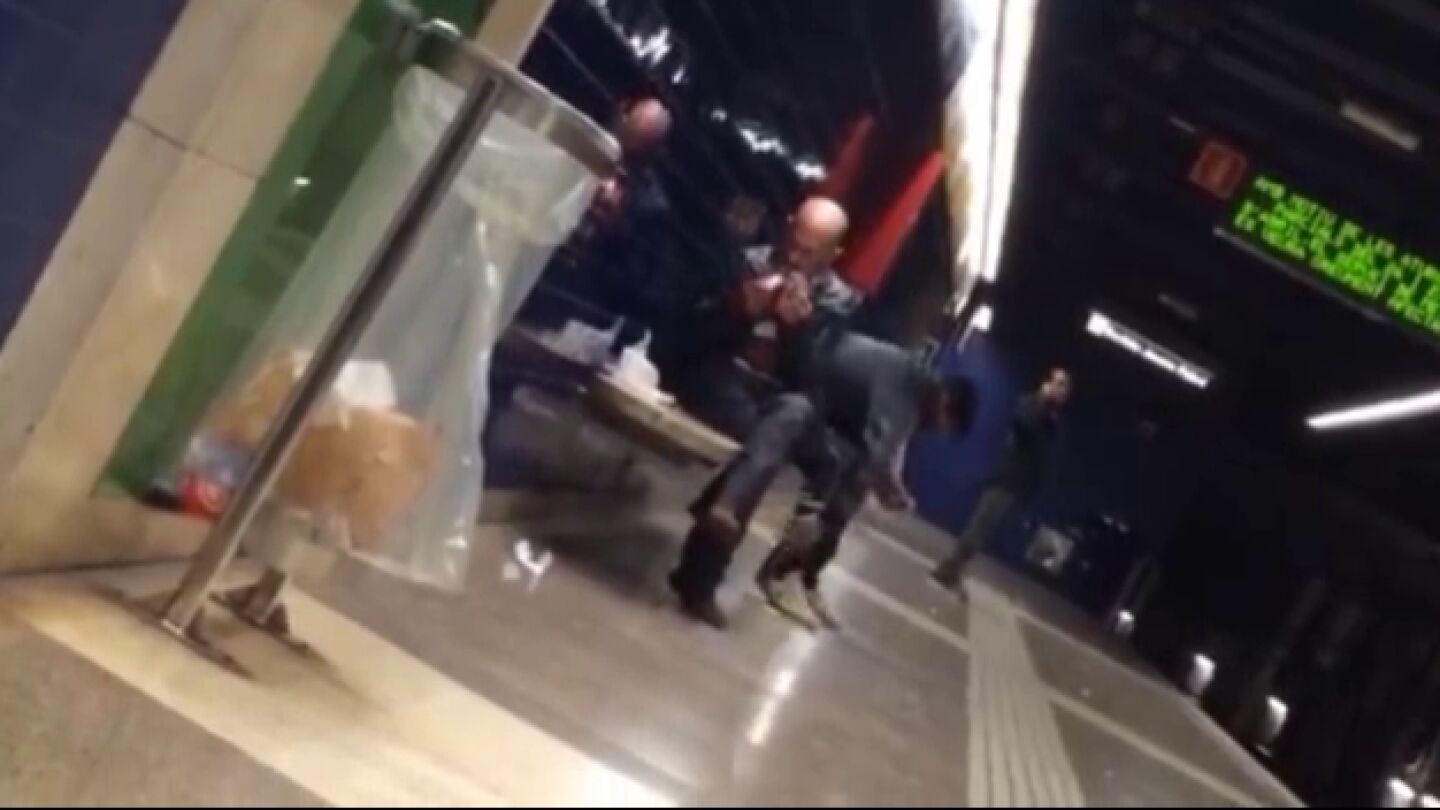 Un hombre consume hero&iacute;na en el Metro de Barcelona