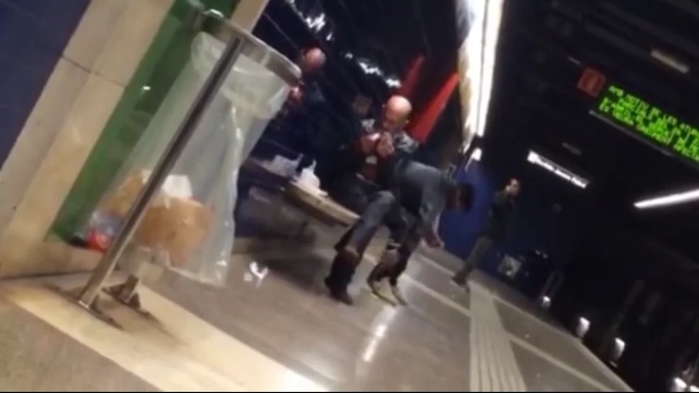 Un hombre consume heroína en el Metro de Barcelona Un hombre consume heroína en el Metro de Barcelona