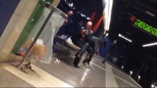 Un hombre consume heroína en el Metro de Barcelona Un hombre consume heroína en el Metro de Barcelona