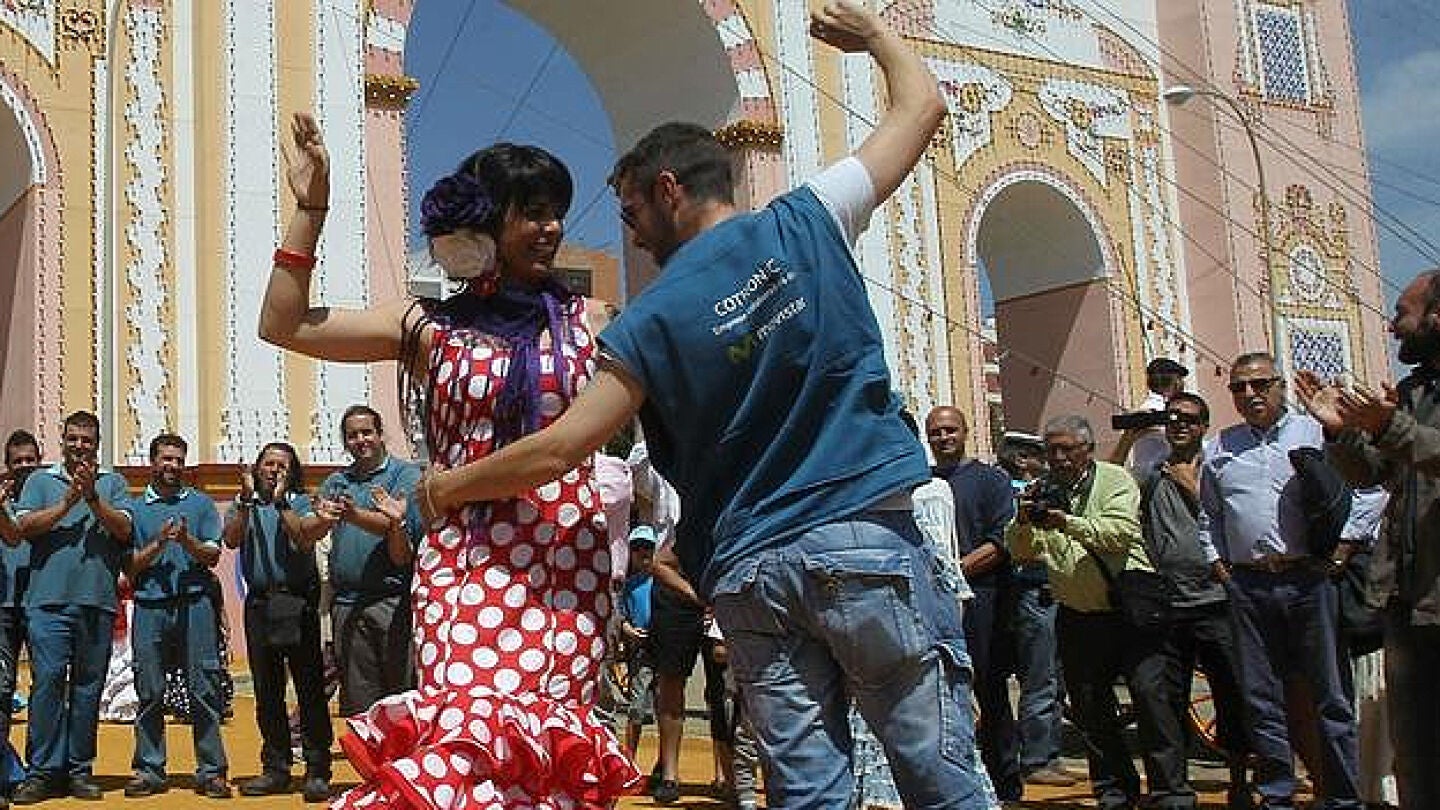 Teresa Rodr&iacute;guez bailando sevillanas