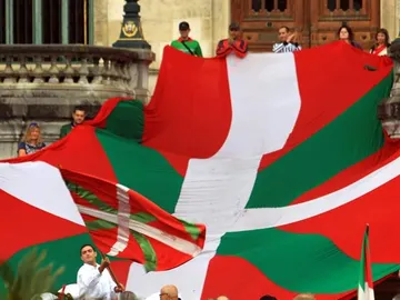 Un grupo de personas sostienen la Ikurriña Un grupo de personas sostienen la Ikurriña