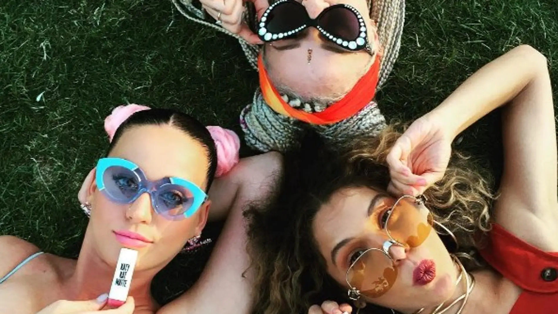 Katy Perry disfruta con sus amigas de Coachella