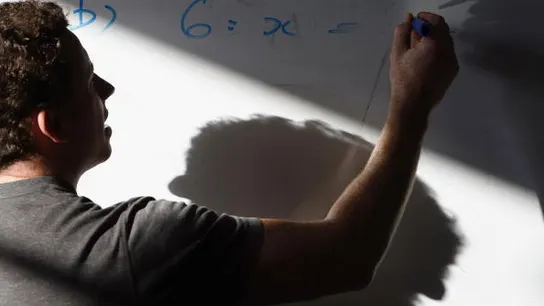 Un profesor dando clase Un profesor dando clase