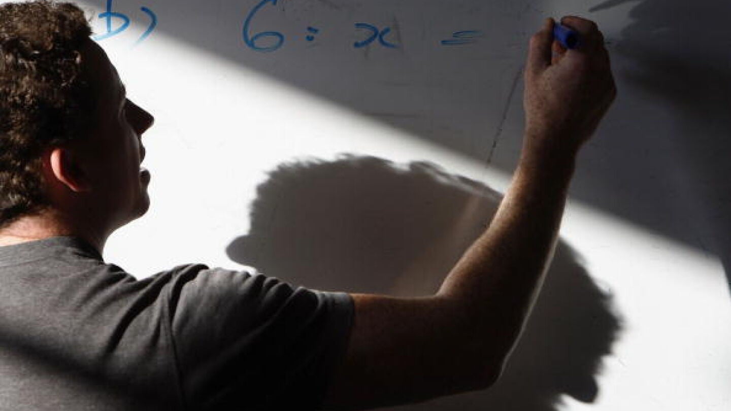 Un profesor dando clase