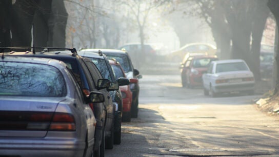 Coches aparcados en espera de sus due&ntilde;os