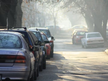 Coches aparcados en espera de sus dueños