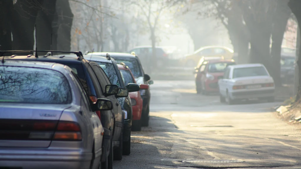 Coches aparcados en espera de sus dueños