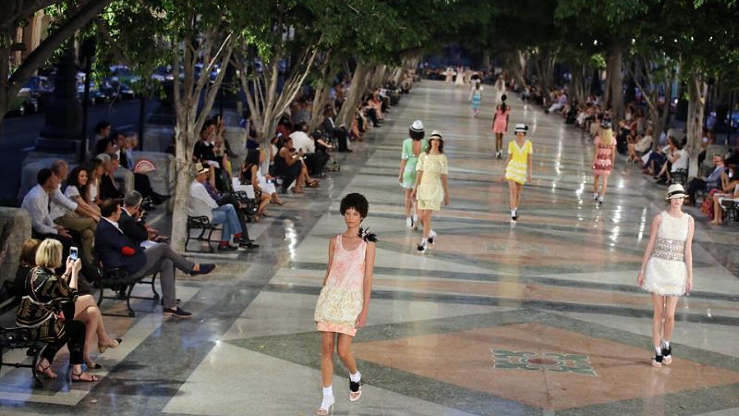 Modelos lucen prendas de la casa de moda Chanel