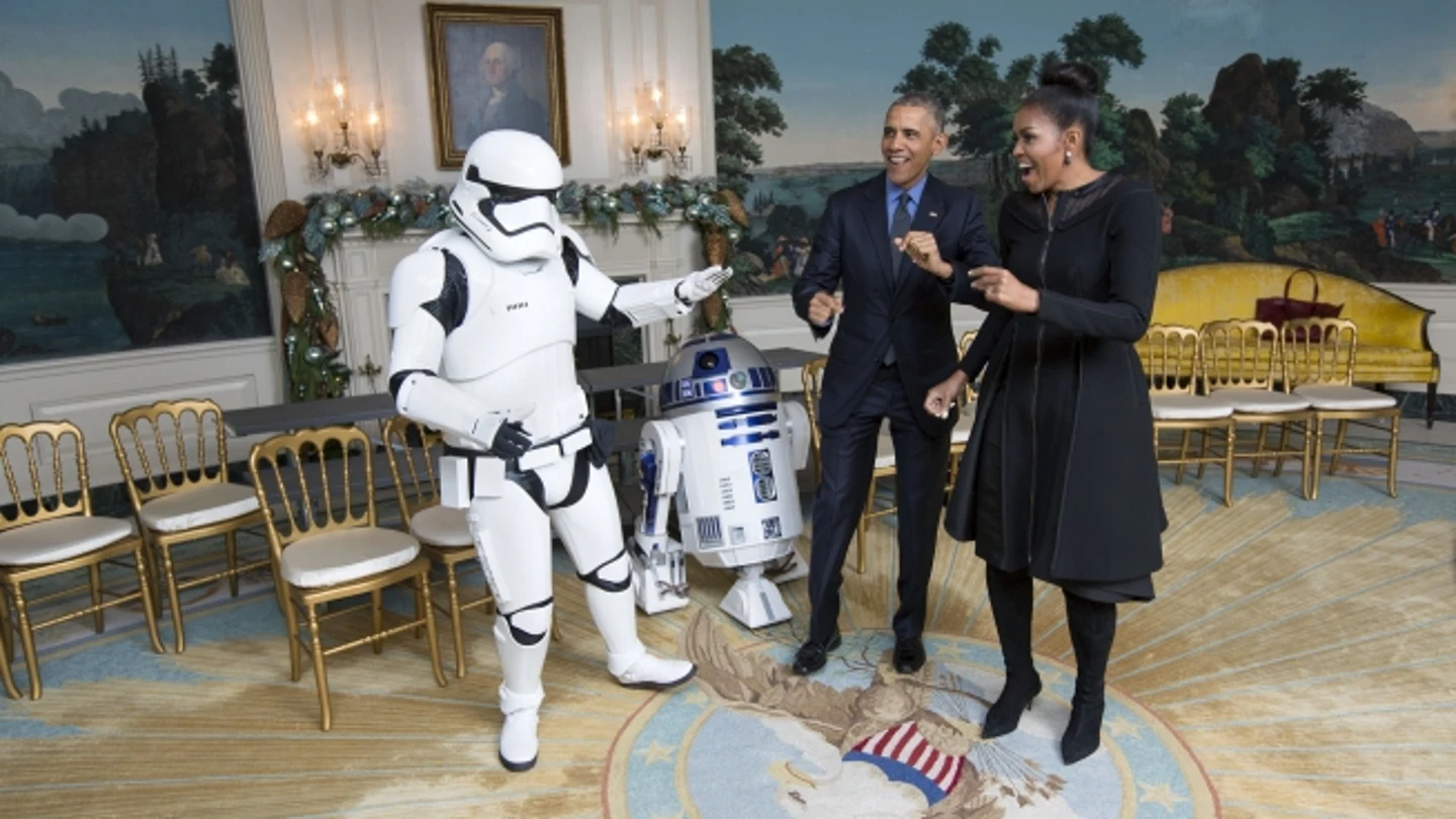 Obama y su esposa bailan con los personajes de 'Star Wars' Obama y su esposa bailan con los personajes de 'Star Wars'