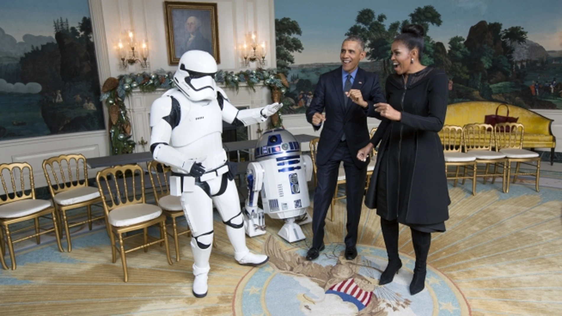 Obama y su esposa bailan con los personajes de 'Star Wars'