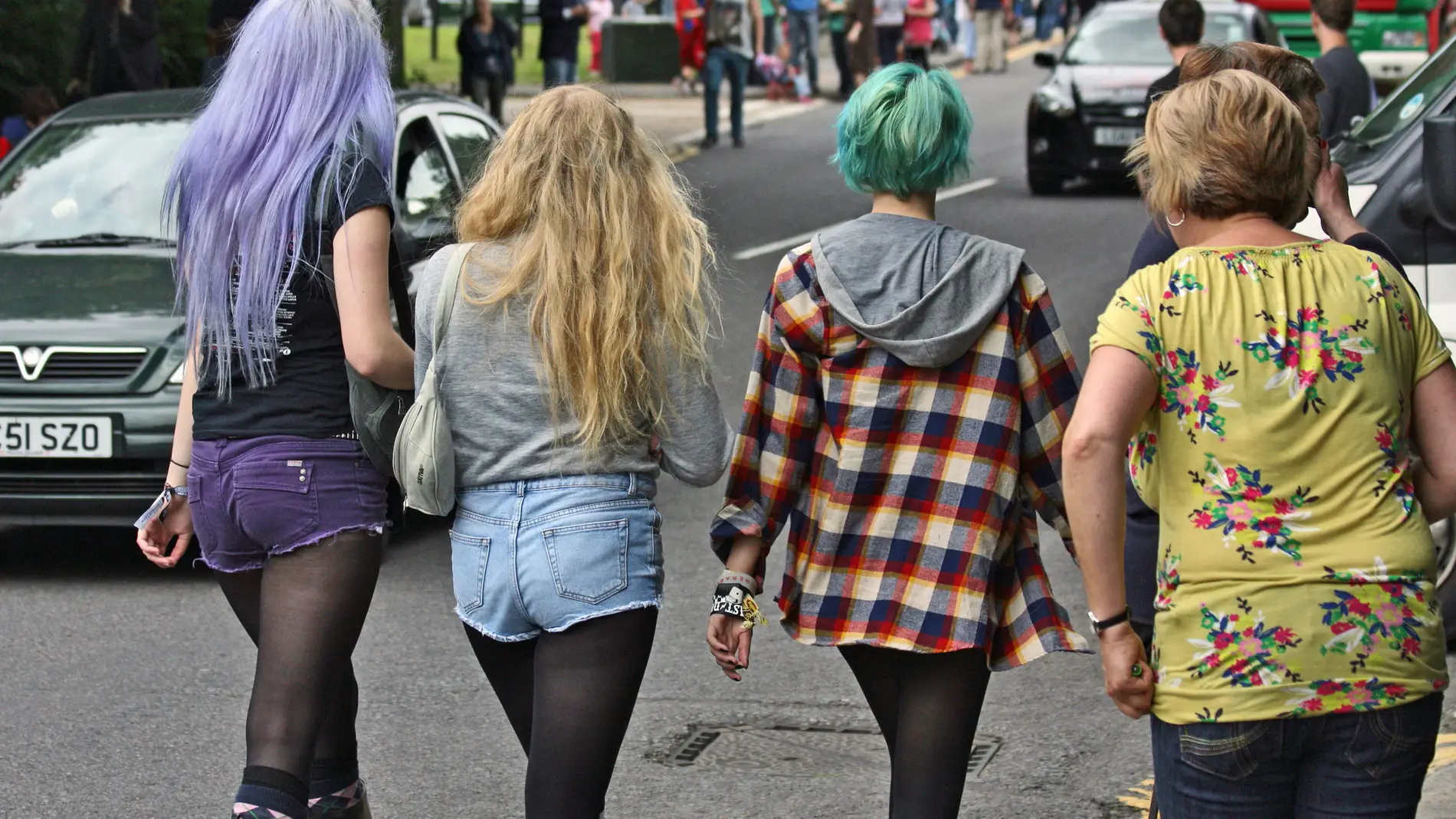 Adolescentes paseando por la calle
