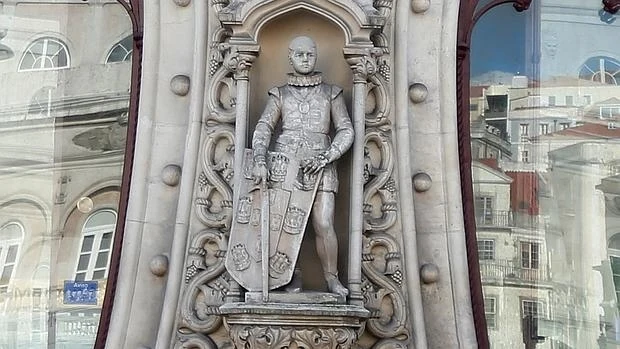 La estatua de 'Sebastiao I' quedó completamente destrozada en la acera