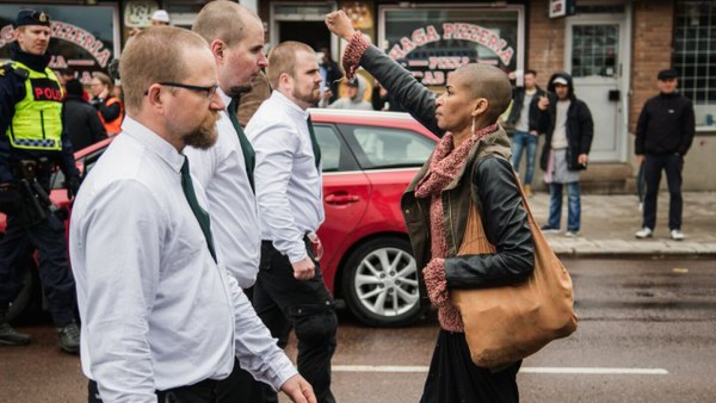 La joven negra se encar&oacute; con un grupo de manifestantes neonazis en Suecia