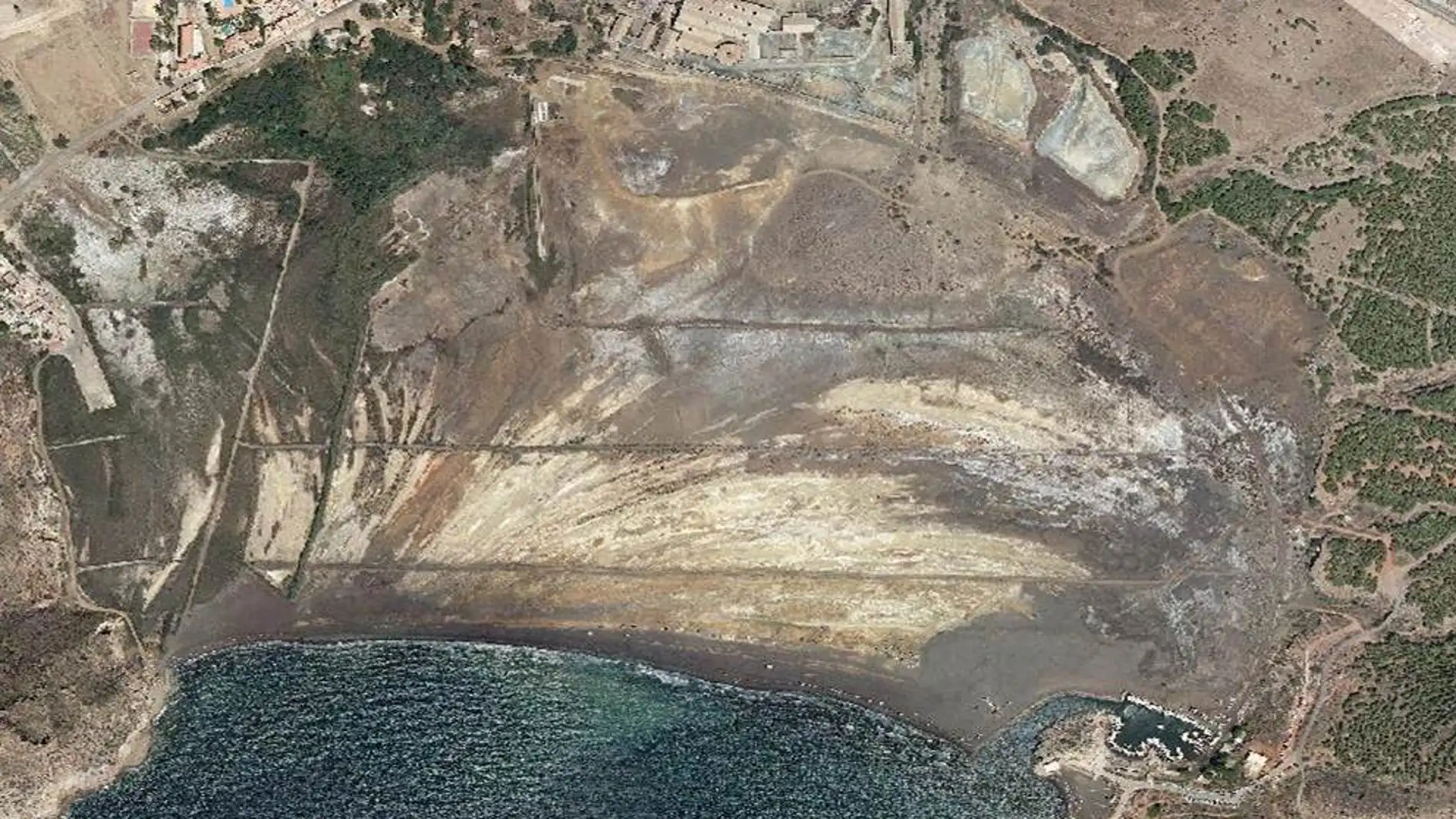 La bahía de Portmán vista desde al aire.