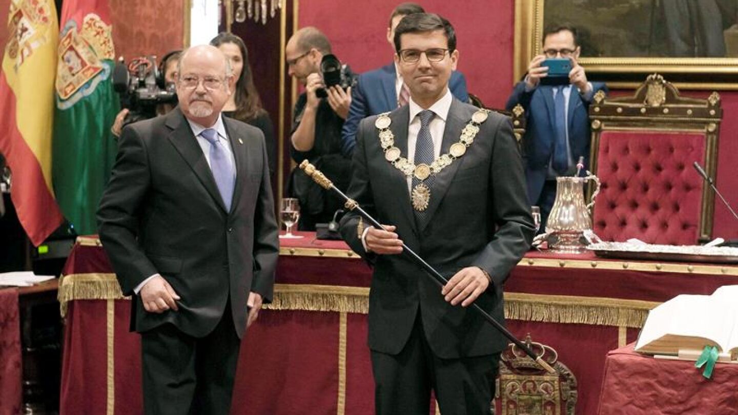 Francisco Cuenca tras recibir el collar y el bast&oacute;n de mando